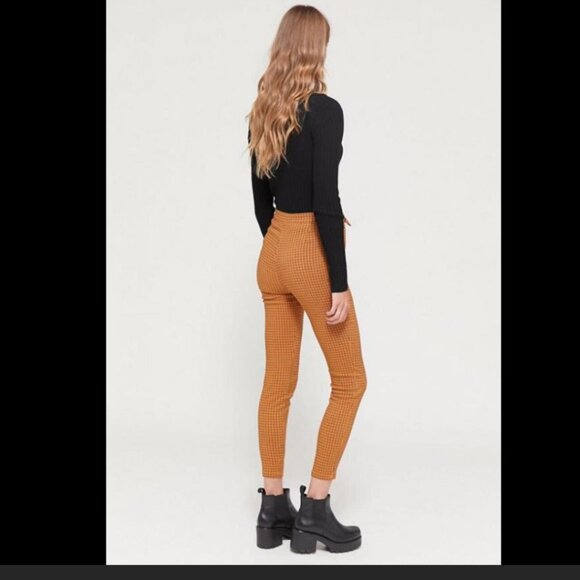 Uuban outfitters Neve Belted High-Waisted Cigarette Pant - Picture 3 of 3